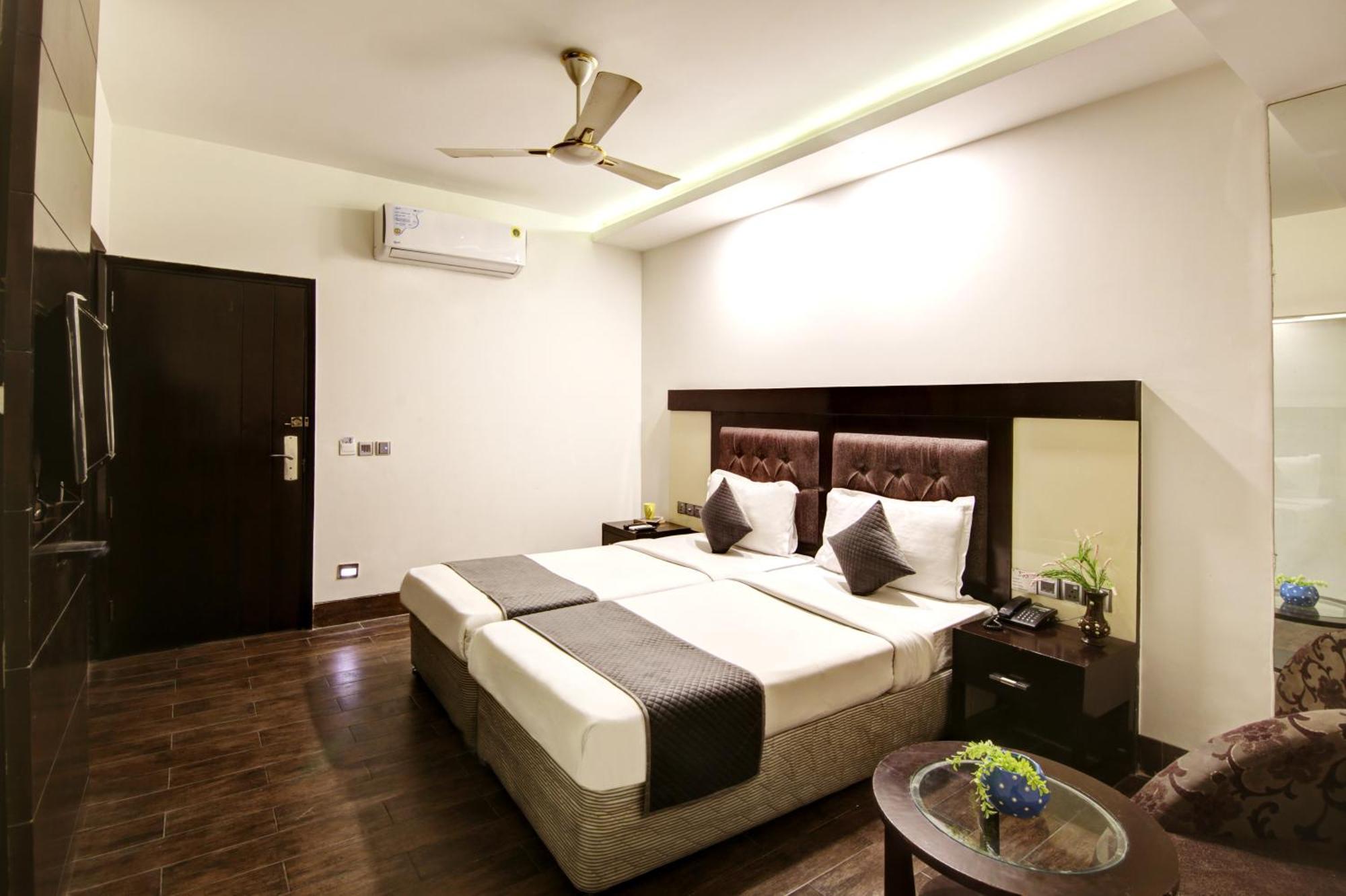 Hotel Good Times Near Ganga Ram Hospital And Karol Bagh Metro Dillí Exteriér fotografie